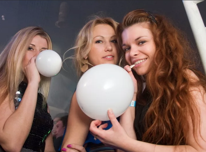Шарики с веселящим газом в клубах