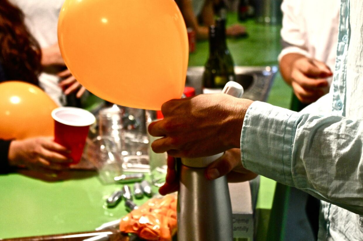 Шарики с закисью азота: Веселый и безопасный способ поднять градус вашей вечеринки!